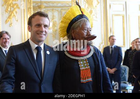 Il presidente francese Emmanuel Macron riceve il leggendario capo indigeno brasiliano Raoni Metuktire al Palazzo Elysee, a Parigi, in Francia. L'anziano capo Kayapo, riconoscibile a livello internazionale attraverso la sua tradizionale placca a labbro e il suo discorso di piuma, cercherà di raccogliere un milione di euro (1,1 milioni di dollari) per proteggere meglio la riserva Xingu dell'Amazzonia, che ospita molti dei popoli tribali del Brasile, dai tagliatori, dagli agricoltori e dal fuoco. Foto in piscina/ABACAPRESS.COM Foto Stock