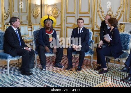 Il presidente francese Emmanuel Macron riceve il leggendario capo indigeno brasiliano Raoni Metuktire al Palazzo Elysee, a Parigi, in Francia. L'anziano capo Kayapo, riconoscibile a livello internazionale attraverso la sua tradizionale placca a labbro e il suo discorso di piuma, cercherà di raccogliere un milione di euro (1,1 milioni di dollari) per proteggere meglio la riserva Xingu dell'Amazzonia, che ospita molti dei popoli tribali del Brasile, dai tagliatori, dagli agricoltori e dal fuoco. Foto in piscina/ABACAPRESS.COM Foto Stock