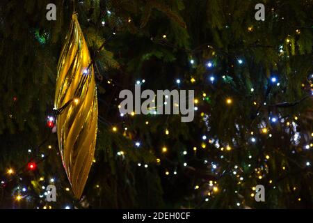 Decorazioni e luci colorate dorate sull'albero di Natale, di notte. Foto Stock