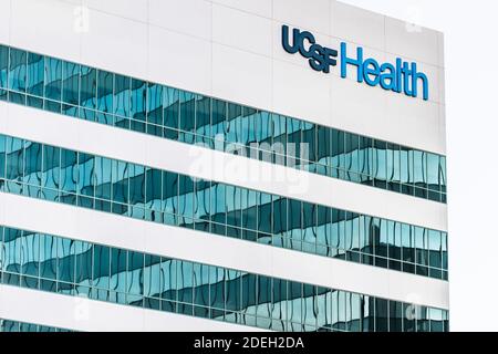 Set 21, 2020 Brisbane / CA / USA - UCSF Health (UCSF Medical Center) sede del reparto di gestione della catena di fornitura; UCSF Medical Center è un Foto Stock