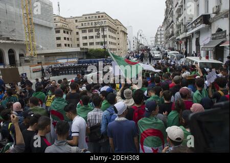 Migliaia di studenti stanno manifestando oggi nelle strade di Algeri per celebrare, Algeria, il 19 maggio. Molti blocchi stradali della polizia sono stati allestiti ovunque per impedire loro di dimostrare di fronte all'NPC e alla Corte Sidi M'hamed. Foto di Ammi Louiza/ABACAPRESS.COM Foto Stock