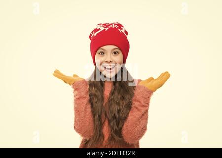 Ragazza capelli lunghi indossare pellicce hat sfondo bianco. Inverno shampoo e balsamo prevenire danni ai capelli. Statico e l'effetto crespo. Bambino adorabile lunghi capelli morbidi cappello di pelliccia. Prodotti per la cura del bambino concetto. Anti statica prodotto per i capelli. Foto Stock