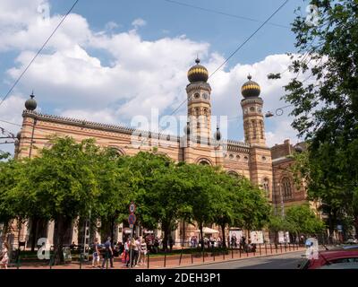 BUDAPEST, UNGHERIA - MAGGIO, 26, 2019: Vista grandangolare della parte anteriore della grande sinagoga sulla via dohany Foto Stock