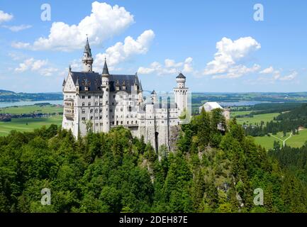 Castello di Neuschwanstein durante l'estate in Baviera, campagna Germania. Schloss Neuschwanstein. Foto Stock