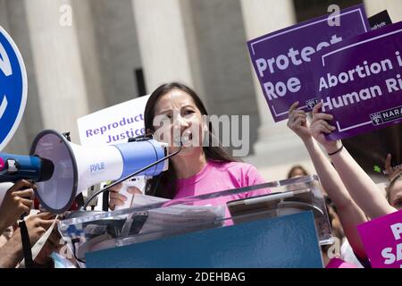 Il presidente della genitorialità pianificata, la dott.ssa Leana Wen, parla ai dimostranti al di fuori della Corte Suprema di Washington, DC, USA, il 21 maggio 2019. I manifestanti si sono Uniti a diversi legislatori democratici per dimostrare la loro opposizione al recente divieto di aborto attuato da diversi stati. Foto di Stefani Reynolds/CNP/ABACAPRESS.COM Foto Stock