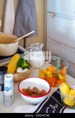 Alimento di stufato di crema di salmone e verdure Foto Stock