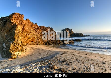 Pfeiffer Beach lungo il Pfeiffer state Park a Big sur, California. Foto Stock