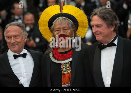 Il capo Raoni Metuktire, Jean-Pierre Dutilleux e gli ospiti che arrivano sul tappeto rosso della proiezione 'Sibyl' tenutasi al Palais des Festivals a Cannes, in Francia, il 24 maggio 2019 nell'ambito del 72° Festival del Cinema di Cannes. Foto di Nicolas Genin/ABACAPRESS.COM Foto Stock