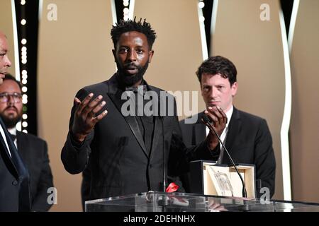 Il regista francese Ladj Ly ha pronunciato un discorso sul palco dopo l'assegnazione del Premio della Giuria per il film "Les Miserables" condiviso con i registi brasiliani Kleber Mendonca Filho e il regista brasiliano Juliano Dornelles per il film "Bacurau" il 25 maggio; 2019 durante la cerimonia di chiusura della 72a edizione del Festival del Cinema di Cannes, nel sud della Francia. Foto di David Niviere/ABACAPRESS.COM Foto Stock