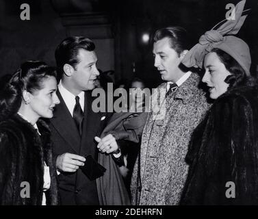 Brenda Marshall con il marito William Holden e Robert Mitchum con la moglie Dorothy Spence, circa 1945 / riferimento file n. 34000-831THA Foto Stock