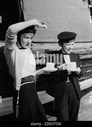 Glynis Johns, Deborah Kerr, su una pausa caffè sul set del film 'Perfect Strangers' (1945) MGM / file riferimento n. 34000-865THA Foto Stock