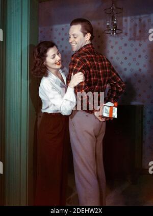 William Holden con sua moglie Brenda Marshall, circa 1944 / riferimento file n. 34000-869THA Foto Stock