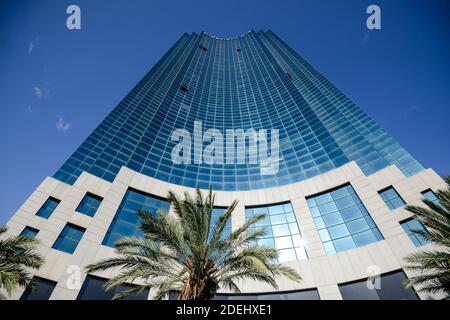 Israele. Tel Aviv. 15 APRILE 2015. Il Rubinstein Building è un famoso grattacielo di Tel Aviv, Israele. L'edificio prende il nome dallo sviluppatore Rubinstein and Company. È stato progettato da Freiberger Architects. Con Arye Freiberger, la costruzione iniziò nel 1998 e fu completata nel 1999. L'edificio raggiunge un'altezza di 108.37 metri ed è composto da 30 piani con una superficie di 62,000 metri quadrati, 34,000 dei quali sono utilizzati come proprietà commerciali e di uffici. Foto Stock