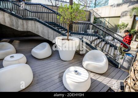 Israele. Tel Aviv. 15 APRILE 2015. Il Rubinstein Building è un famoso grattacielo di Tel Aviv, Israele. L'edificio prende il nome dallo sviluppatore Rubinstein and Company. È stato progettato da Freiberger Architects. Con Arye Freiberger, la costruzione iniziò nel 1998 e fu completata nel 1999. L'edificio raggiunge un'altezza di 108.37 metri ed è composto da 30 piani con una superficie di 62,000 metri quadrati, 34,000 dei quali sono utilizzati come proprietà commerciali e di uffici. Foto Stock