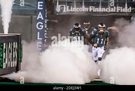 Philadelphia, Pennsylvania, Stati Uniti. 30 novembre 2020. 30 novembre 2020: La squadra entra in campo prima dell'incontro di football NFL tra i Seattle Seahawks e le Eagles di Philadelphia al Lincoln Financial Field di Philadelphia, Pennsylvania. Scott Serio/Cal Sport Media/Alamy Live News Foto Stock