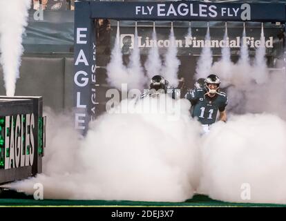 Philadelphia, Pennsylvania, Stati Uniti. 30 novembre 2020. 30 novembre 2020: La squadra entra in campo prima dell'incontro di football NFL tra i Seattle Seahawks e le Eagles di Philadelphia al Lincoln Financial Field di Philadelphia, Pennsylvania. Scott Serio/Cal Sport Media/Alamy Live News Foto Stock