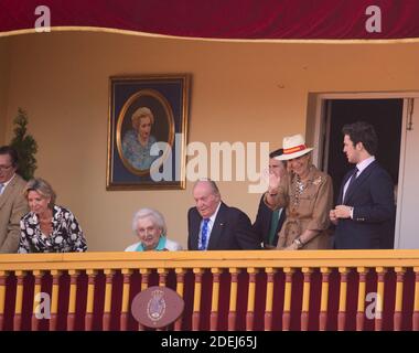 Re Juan Carlos di Spagna (C) è visto assistere a corride durante la sua ultima apparizione pubblica istituzionale in Aranjuez corride con Pilar de Borbon (3rdL) e Principessa Elena di Spagna (2ndR) il 02 giugno 2019 ad Aranjuez, Spagna. Foto di Europa Press/Contacto/ABACAPRESS.COM Foto Stock