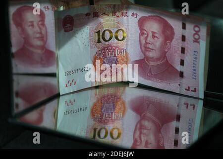 In questa illustrazione fotografica, un centinaio di yuan cinese banconota è riflesso negli specchi il 24 novembre 2020 a Katwijk, Paesi Bassi. Credit: Yuriko Nakao/AFLO/Alamy Live News Foto Stock