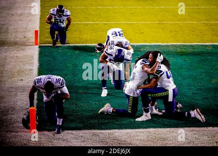 Philadelphia, Pennsylvania, Stati Uniti. 30 novembre 2020. 30 novembre 2020: I giocatori di Seattle Seahawk pregano prima dell'incontro di football NFL tra i Seattle Seahawks e le aquile di Philadelphia al Lincoln Financial Field di Philadelphia, Pennsylvania. Scott Serio/Cal Sport Media/Alamy Live News Foto Stock