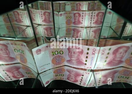 In questa illustrazione fotografica, un centinaio di yuan cinese banconota è riflesso negli specchi il 24 novembre 2020 a Katwijk, Paesi Bassi. Credit: Yuriko Nakao/AFLO/Alamy Live News Foto Stock
