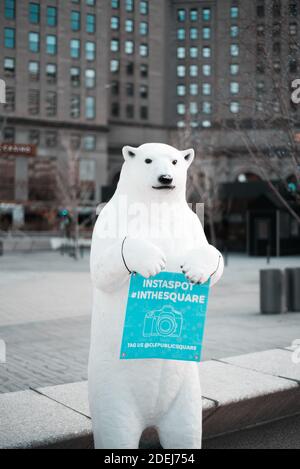 Winter Fest Polar Bear nella piazza pubblica di Cleveland Ohio 2020 Foto Stock