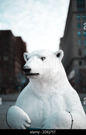 Winter Fest Polar Bear nella piazza pubblica di Cleveland Ohio 2020 Foto Stock