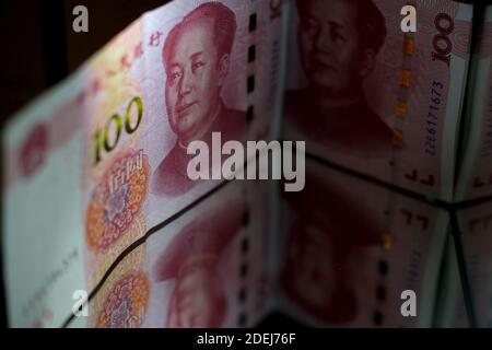 In questa illustrazione fotografica, un centinaio di yuan cinese banconota è riflesso negli specchi il 24 novembre 2020 a Katwijk, Paesi Bassi. Credit: Yuriko Nakao/AFLO/Alamy Live News Foto Stock