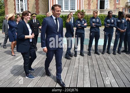 Il presidente francese Emmanuel Macron con il ministro francese dello sport Roxana Maracineanu parla ai giocatori e al personale durante una visita a Clairefontaine-en-Yvelines, a sud-ovest di Parigi, il 4 giugno 2019 durante la preparazione della nazionale femminile francese per la prossima Coppa del mondo FIFA 2019 in Francia. Foto di Christian Liegi/ABACAPRESS.COM Foto Stock