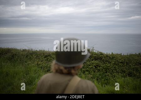 Gli appassionati di storia in uniforme peer sopra la cima delle rovine di un bunker tedesco, vicino alla costa della Normandia prima del 75 ° anniversario del D-Day, a Pointe Du Hoc Francia, 04 giugno 2019. I leader mondiali parteciperanno a eventi memoriali in Normandia, Francia, il 06 giugno 2019, in occasione del 75° anniversario degli sbarchi del D-Day, che ha segnato l'inizio della fine della seconda guerra mondiale in Europa. Foto di Eliot Blondt/ABACAPRESS.COM Foto Stock