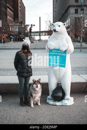 Winter Fest Polar Bear nella piazza pubblica di Cleveland Ohio 2020 Foto Stock