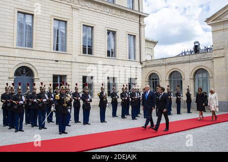 Il presidente DEGLI STATI UNITI Donald Trump, il presidente francese Emmanuel Macron, la First Lady Melania Trump e la moglie del presidente francese Brigitte Macron camminano davanti ai membri della Guardia repubblicana prima di incontrarsi e pranzare nella Prefettura di Caen, Normandia, Francia nord-occidentale, il 6 giugno 2019, Come parte delle commemorazioni del D-Day che segnano il 75° anniversario degli sbarchi alleati della seconda guerra mondiale in Normandia. Foto di Eliot Blondt/ABACAPRESS.COM Foto Stock