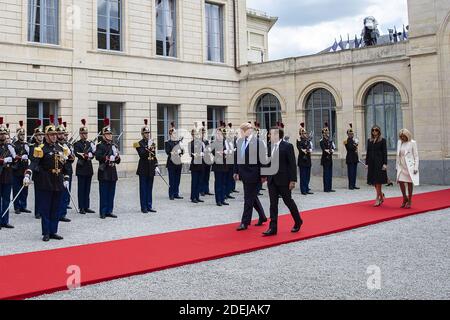 Il presidente DEGLI STATI UNITI Donald Trump, il presidente francese Emmanuel Macron, la First Lady Melania Trump e la moglie del presidente francese Brigitte Macron camminano davanti ai membri della Guardia repubblicana prima di incontrarsi e pranzare nella Prefettura di Caen, Normandia, Francia nord-occidentale, il 6 giugno 2019, Come parte delle commemorazioni del D-Day che segnano il 75° anniversario degli sbarchi alleati della seconda guerra mondiale in Normandia. Foto di Eliot Blondt/ABACAPRESS.COM Foto Stock