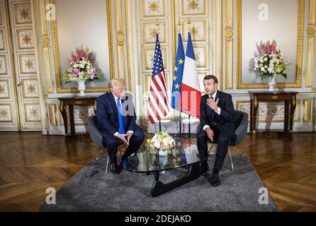 Il presidente DEGLI STATI UNITI Donald Trump (L) e il presidente francese Emmanuel Macron intervengono durante un incontro nella Prefettura di Caen, in Normandia, nella Francia nord-occidentale, il 6 giugno 2019, ai margini delle commemorazioni del D-Day che segnano il 75° anniversario degli sbarchi alleati della seconda guerra mondiale in Normandia. Foto di Eliot Blondt/ABACAPRESS.COM Foto Stock