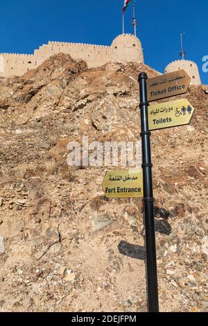 Medio Oriente, Penisola arabica, Oman, Muscat, Muttrah. Muttrah Fort su una scogliera sopra la città. Foto Stock