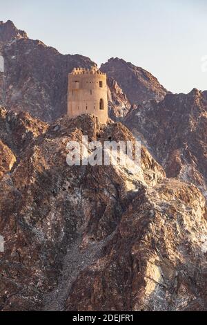 Medio Oriente, Penisola arabica, Oman, Muscat, Muttrah. Torre fortificata su una montagna sopra Muttrah. Foto Stock