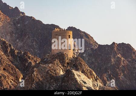 Medio Oriente, Penisola arabica, Oman, Muscat, Muttrah. Torre fortificata su una montagna sopra Muttrah. Foto Stock