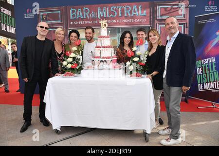 Gli attori francesi Rebecca Hampton, Pierre Martot, Pauline Bression, Marwan Berreni, Fabienne Carat, Grant Lawrens, Lea Francois e Serge Dupire posano durante una fotocellula per il 15° anniversario del programma televisivo 'Plus belle la vie' nell'ambito del 59° Festival televisivo Monte-Carlo il 16 giugno 2019 a Monaco. Foto di David Niviere/ABACAPRESS.COM Foto Stock