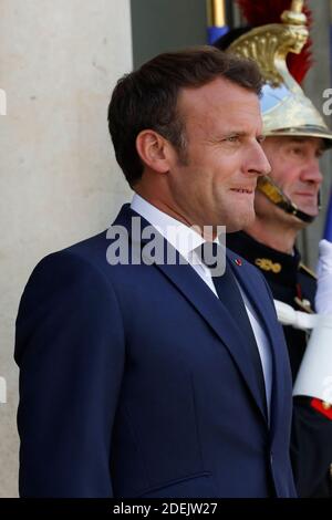 Il Presidente francese Emmanuel Macron saluta il Presidente ucraino al Palais de l'Elysee, Parigi, Francia, il 17 giugno 2019. Foto di Henri Szwarc/ABACAPRESS.COM Foto Stock