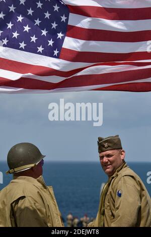 I Rangers dell'esercito DEGLI STATI UNITI vestiti nelle uniformi dei Rangers dalla seconda guerra mondiale stanno insieme dopo che hanno scalato le scogliere di la Pointe du Hoc in un re-enactment dell'assalto di D-Day il 05 giugno 2019 vicino a Cricqueville-en-Bessin, Francia, il 6 giugno 1944. I Rangers dell'esercito AMERICANO scalarono le scogliere sotto l'oscurità per attaccare una posizione tedesca fortificata come parte dell'invasione alleata del D-Day. Veterani, famiglie, visitatori e personale militare si riuniscono in Normandia per commemorare il 6 giugno, 75° anniversario del D-Day, che ha annunciato l'avanzata degli alleati verso la Germania e la vittoria circa 11 mesi dopo. Foto di Karim Foto Stock