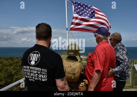 I Rangers dell'esercito DEGLI STATI UNITI vestiti nelle uniformi dei Rangers dalla seconda guerra mondiale stanno insieme dopo che hanno scalato le scogliere di la Pointe du Hoc in un re-enactment dell'assalto di D-Day il 05 giugno 2019 vicino a Cricqueville-en-Bessin, Francia, il 6 giugno 1944. I Rangers dell'esercito AMERICANO scalarono le scogliere sotto l'oscurità per attaccare una posizione tedesca fortificata come parte dell'invasione alleata del D-Day. Veterani, famiglie, visitatori e personale militare si riuniscono in Normandia per commemorare il 6 giugno, 75° anniversario del D-Day, che ha annunciato l'avanzata degli alleati verso la Germania e la vittoria circa 11 mesi dopo. Foto di Karim Foto Stock