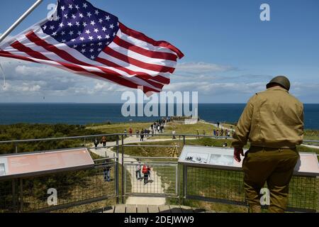 I Rangers dell'esercito DEGLI STATI UNITI vestiti nelle uniformi dei Rangers dalla seconda guerra mondiale stanno insieme dopo che hanno scalato le scogliere di la Pointe du Hoc in un re-enactment dell'assalto di D-Day il 05 giugno 2019 vicino a Cricqueville-en-Bessin, Francia, il 6 giugno 1944. I Rangers dell'esercito AMERICANO scalarono le scogliere sotto l'oscurità per attaccare una posizione tedesca fortificata come parte dell'invasione alleata del D-Day. Veterani, famiglie, visitatori e personale militare si riuniscono in Normandia per commemorare il 6 giugno, 75° anniversario del D-Day, che ha annunciato l'avanzata degli alleati verso la Germania e la vittoria circa 11 mesi dopo. Foto di Karim Foto Stock