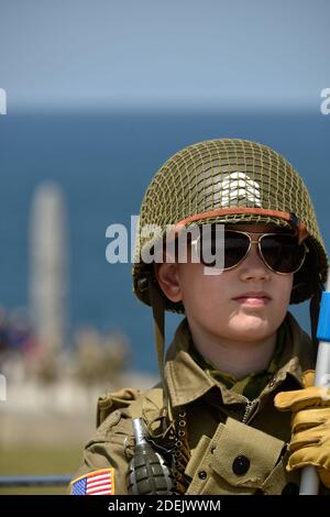 I Rangers dell'esercito DEGLI STATI UNITI vestiti nelle uniformi dei Rangers dalla seconda guerra mondiale stanno insieme dopo che hanno scalato le scogliere di la Pointe du Hoc in un re-enactment dell'assalto di D-Day il 05 giugno 2019 vicino a Cricqueville-en-Bessin, Francia, il 6 giugno 1944. I Rangers dell'esercito AMERICANO scalarono le scogliere sotto l'oscurità per attaccare una posizione tedesca fortificata come parte dell'invasione alleata del D-Day. Veterani, famiglie, visitatori e personale militare si riuniscono in Normandia per commemorare il 6 giugno, 75° anniversario del D-Day, che ha annunciato l'avanzata degli alleati verso la Germania e la vittoria circa 11 mesi dopo. Foto di Karim Foto Stock