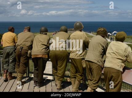 I Rangers dell'esercito DEGLI STATI UNITI vestiti nelle uniformi dei Rangers dalla seconda guerra mondiale stanno insieme dopo che hanno scalato le scogliere di la Pointe du Hoc in un re-enactment dell'assalto di D-Day il 05 giugno 2019 vicino a Cricqueville-en-Bessin, Francia, il 6 giugno 1944. I Rangers dell'esercito AMERICANO scalarono le scogliere sotto l'oscurità per attaccare una posizione tedesca fortificata come parte dell'invasione alleata del D-Day. Veterani, famiglie, visitatori e personale militare si riuniscono in Normandia per commemorare il 6 giugno, 75° anniversario del D-Day, che ha annunciato l'avanzata degli alleati verso la Germania e la vittoria circa 11 mesi dopo. Foto di Karim Foto Stock