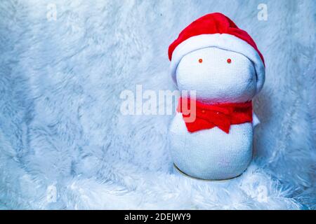 Bambola Snowman realizzata con calzino per festeggiare il Natale. Attività divertenti con i bambini. Riciclare la vecchia calza. Foto Stock