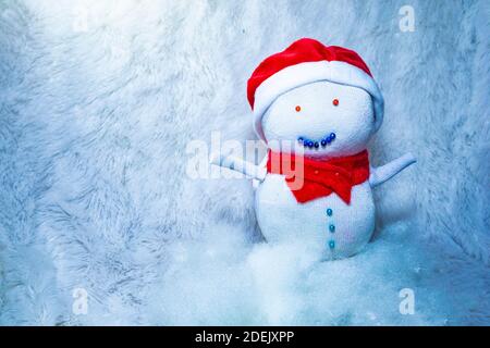 Bambola Snowman realizzata con calzino per festeggiare il Natale. Attività divertenti con i bambini. Riciclare la vecchia calza. Foto Stock
