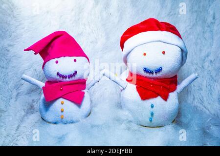 Bambole Snowman realizzate con calzini per festeggiare il Natale. Attività divertenti con i bambini a casa. Il concetto di calze di riciclaggio. Foto Stock