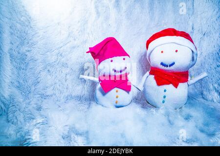 Bambole Snowman realizzate con calzini per festeggiare il Natale. Attività divertenti con i bambini a casa. Il concetto di calze di riciclaggio. Foto Stock