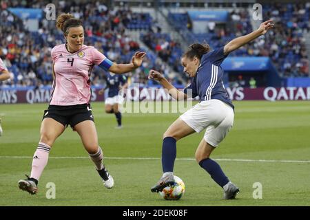 Rachel Corsie della Scozia ha combattuto contro Florencia Bonsegundo dell'Argentina durante la Coppa del mondo di calcio FIFA 2019 Gruppo D, Scozia contro Argentina allo stadio Parc des Princes di Parigi, Francia, il 19 giugno 2019. La Scozia e l'Argentina hanno disegnato 3-3. Foto di Henri Szwarc/ABACAPRESS.COM Foto Stock