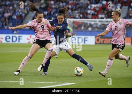 La scozzese Caroline Weir ha combattuto contro Florencia Bonsegundo dell'Argentina durante la Coppa del mondo di calcio FIFA 2019 Gruppo D, Scozia contro Argentina allo stadio Parc des Princes di Parigi, Francia, il 19 giugno 2019. La Scozia e l'Argentina hanno disegnato 3-3. Foto di Henri Szwarc/ABACAPRESS.COM Foto Stock