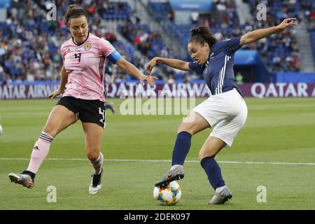 Rachel Corsie della Scozia ha combattuto contro Florencia Bonsegundo dell'Argentina durante la Coppa del mondo di calcio FIFA 2019 Gruppo D, Scozia contro Argentina allo stadio Parc des Princes di Parigi, Francia, il 19 giugno 2019. La Scozia e l'Argentina hanno disegnato 3-3. Foto di Henri Szwarc/ABACAPRESS.COM Foto Stock